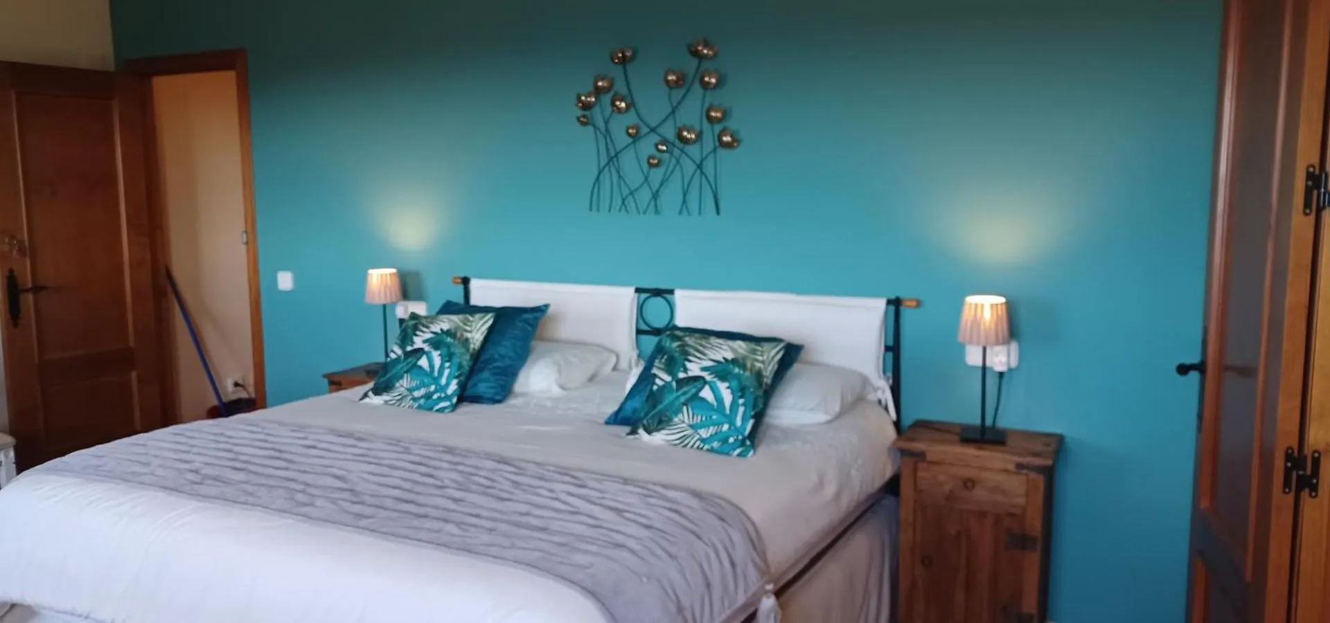 Casa Roble B&B contacts